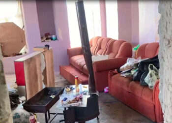 Çöp evden 4 tabanca ile uyuşturucu ele geçirdi