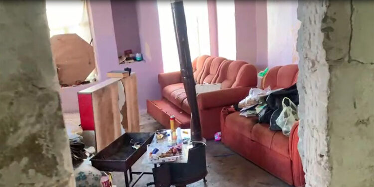 Çöp evden 4 tabanca ile uyuşturucu ele geçirdi