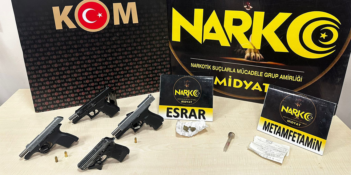 Mardin’in Midyat ilçesinde düzenlenen operasyonda, polis çöp evle karşılaştı. Yapılan aramada çöp evden 4 tabanca ile uyuşturucu ele geçirdi.