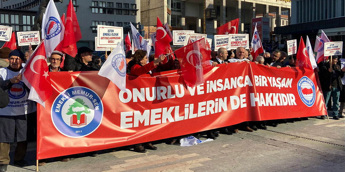 Altındağ ilçesindeki Ulus Zafer Anıtı önünde toplanan sendika üyeleri, 'onurlu ve insanca bir yaşam emeklilerin de hakkıdır' yazılı pankart açarak, 'Hükumet emekliyi enflasyona ezdirme', 'Emekliyiz, emektarız, haklıyız' sloganları attı.