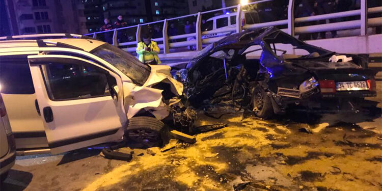 Mersin'de zincirleme kaza; 2 ölü