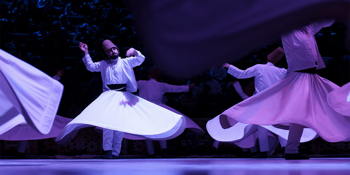 Mevlana, ölüm yıl dönümü dolayısıyla Konya'da düzenlenen 'Hz. Mevlana'nın 750'nci Vuslat Yıl Dönümü Uluslararası Anma Törenleri' kapsamında gerçekleşen Şeb-i Arus töreniyle anıldı.