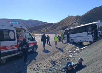 Midibüs yoldan çıktı: 27 yaralı