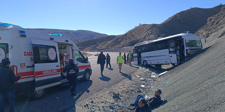 Midibüs yoldan çıktı: 27 yaralı