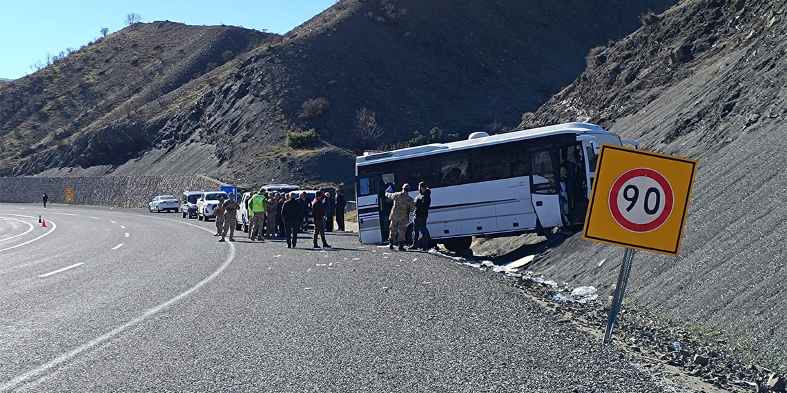 Midibüs yoldan çıktı: 27 yaralı
