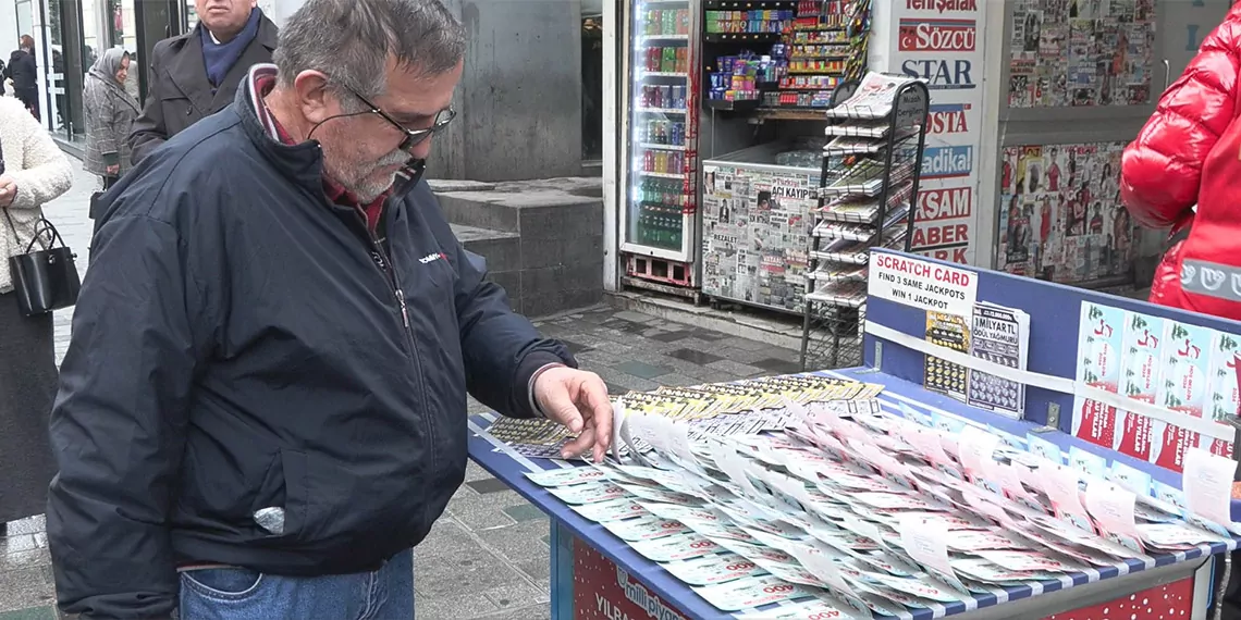 Büyük ikramiyenin 400 milyon lira olarak belirlendiği milli piyango'nun yılbaşı biletleri, i̇stanbul’da da yoğun ilgi görüyor.