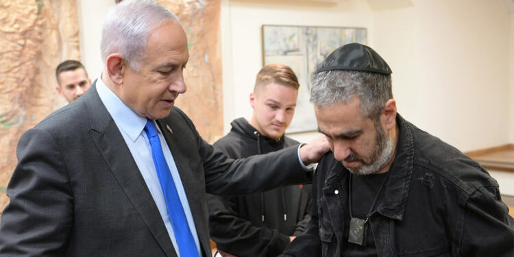 Netanyahu savaşta ölen askerlerin aileleriyle görüştü