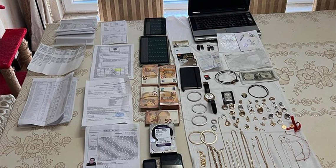 Antalya Kemer merkezli 5 ilçede 'Çukur Çetesi'ne yönelik düzenlenen operasyonda gözaltına alınan 43 şüpheli, adliyeye sevk edildi.