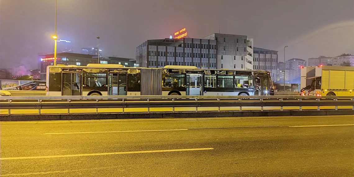 Okmeydanı'nda metrobüs durağa çarptı