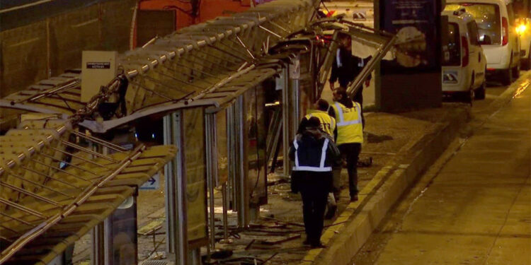 Okmeydanı'nda metrobüs, durağa çarptı