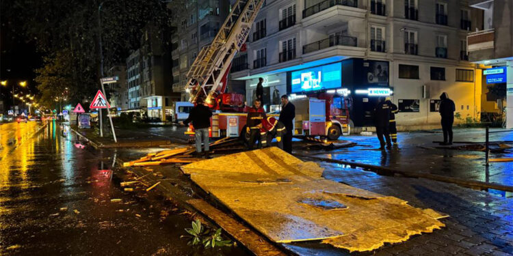 Ordu'da fırtına ve sağanak; çatılar uçtu
