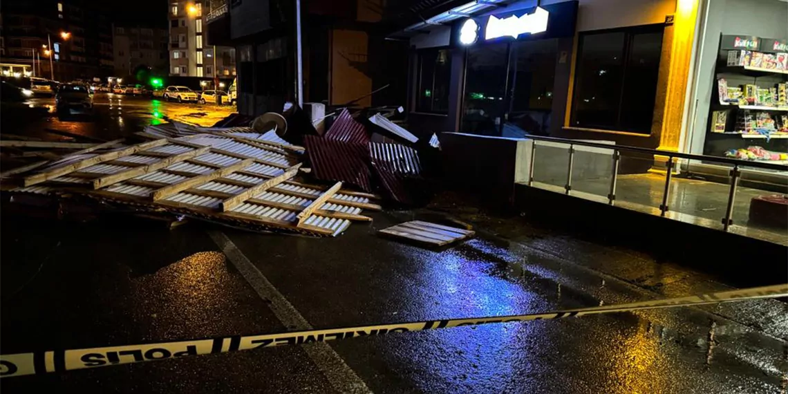 Ordu'da fırtına ve sağanak; çatılar uçtu