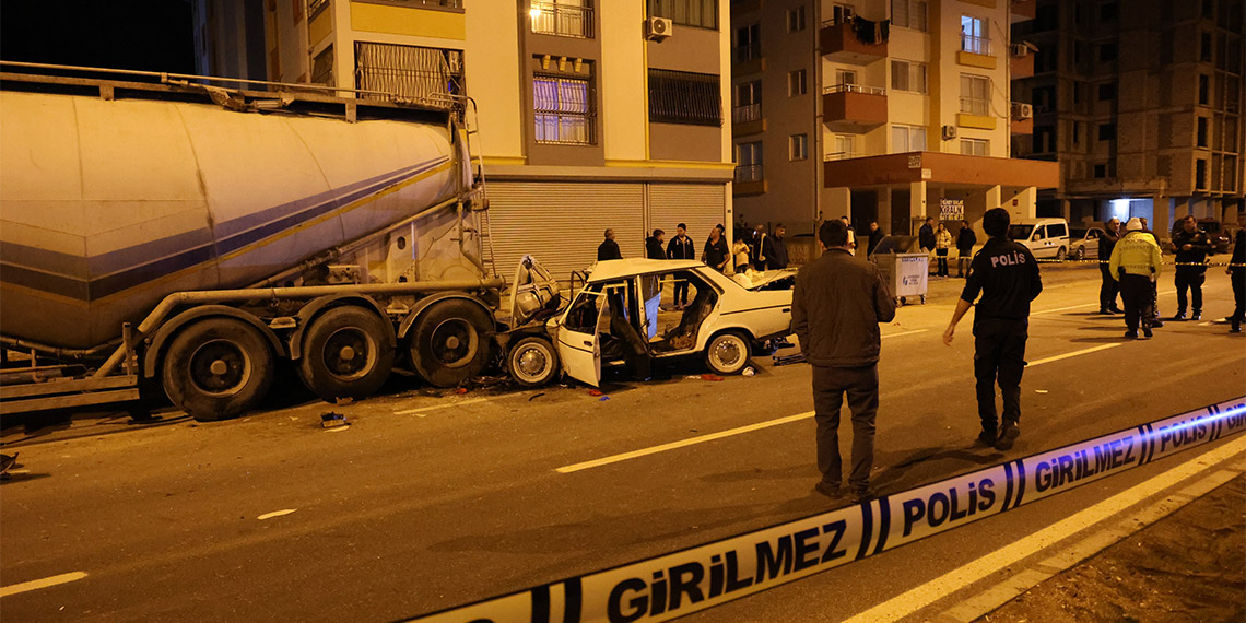 Otomobil park halindeki tankere çarptı; 1 ölü 4 yaralı