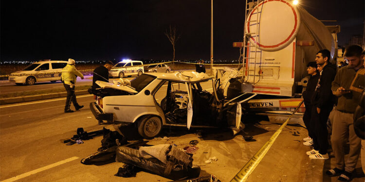 Otomobil park halindeki tankere çarptı; 1 ölü 4 yaralı