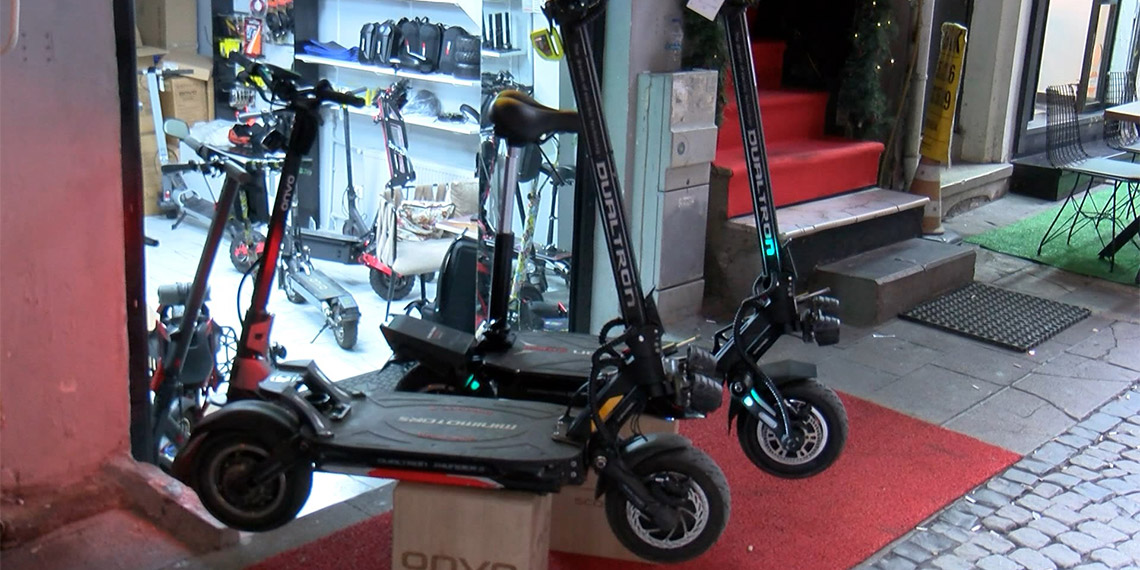 Kadıköy'de D-100 Karayolu'nda 120 kilometre hızla araç sollayan skuterın görüntülerinin ardından Skuterlerde hız sınırlaması yeniden gündeme geldi.