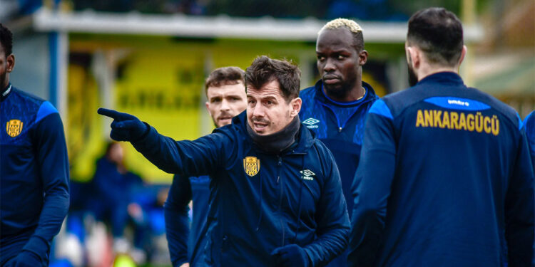 Takımı yalnız bırakamam, görevimin başındayım