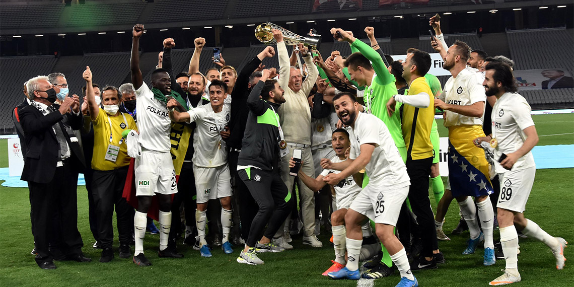 Kariyerinde Beşiktaş dahil Süper Lig'de birçok kulüpte yıllarca forma giyen Rıdvan Şimşek de hakemleri darp etti.