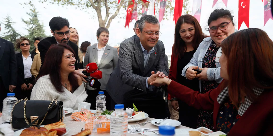 Antalya'da partisinin milletvekilleriyle geniş katılımlı toplantı gerçekleştiren chp genel başkanı özgür özel yerel seçim için ilk adayını açıkladı.