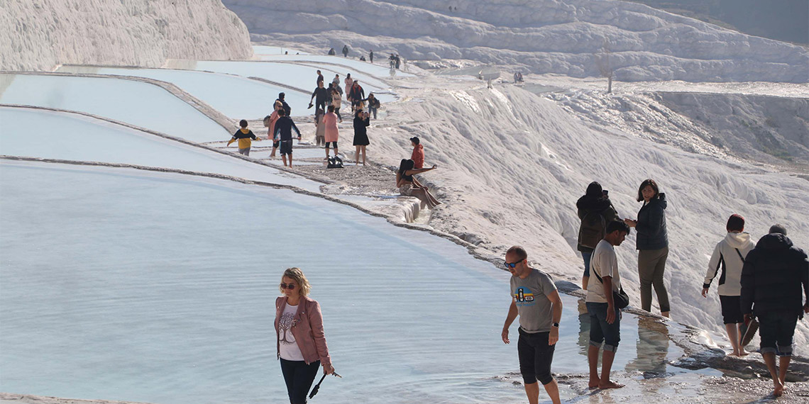 Pamukkale'yi 2023'te 2 milyon 200 bin kişi ziyaret etti