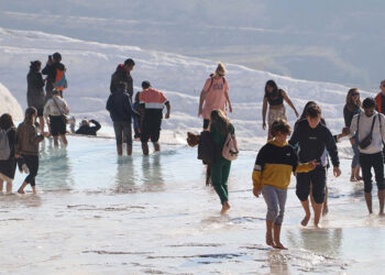 Pamukkale'yi 2023'te 2 milyon 200 bin kişi ziyaret etti
