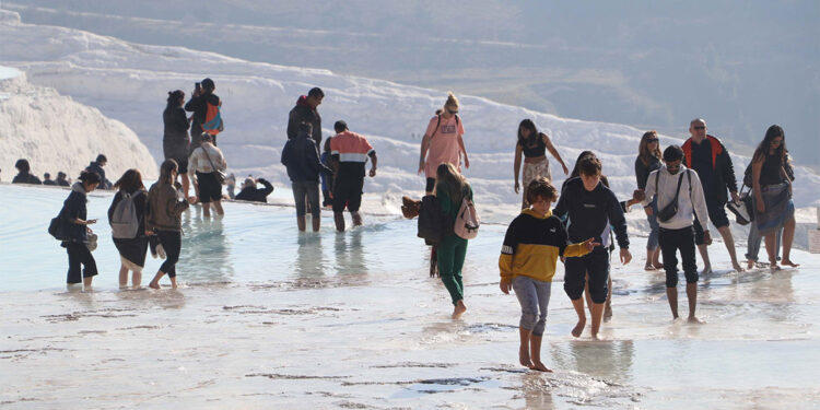 Pamukkale'yi 2023'te 2 milyon 200 bin kişi ziyaret etti
