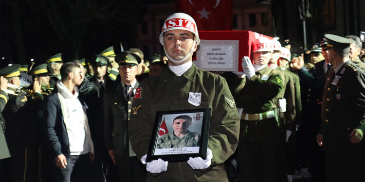 Sözleşmeli Er Enis Budak'ın cenazesinde çirkin saldırı