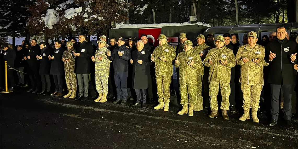 Pençe-kilit harekat bölgesinde teröristlerle çıkan çatışmada şehit olan 6 askerin cenazeleri, hakkari'de milli savunma bakanı yaşar güler’in de katıldığı törenle memleketlerine uğurlandı.