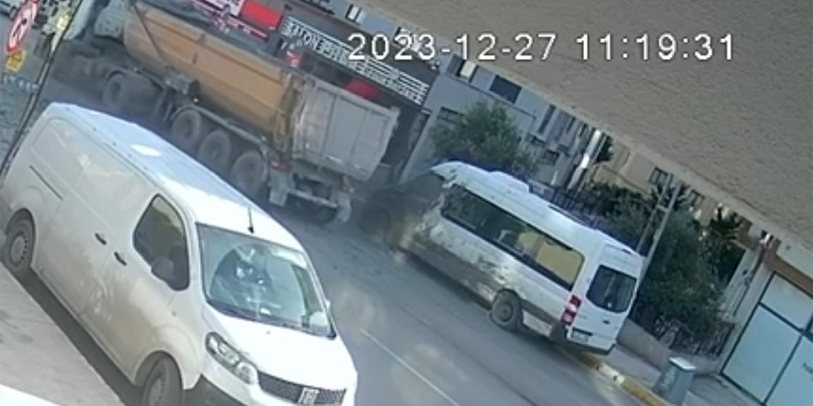 Pendik'te şoförünün ani fren yapmasıyla hafriyat kamyonundaki beton, park halindeki servis minibüsüne ve yolda ilerleyen bir otomobilin üzerine döküldü.
