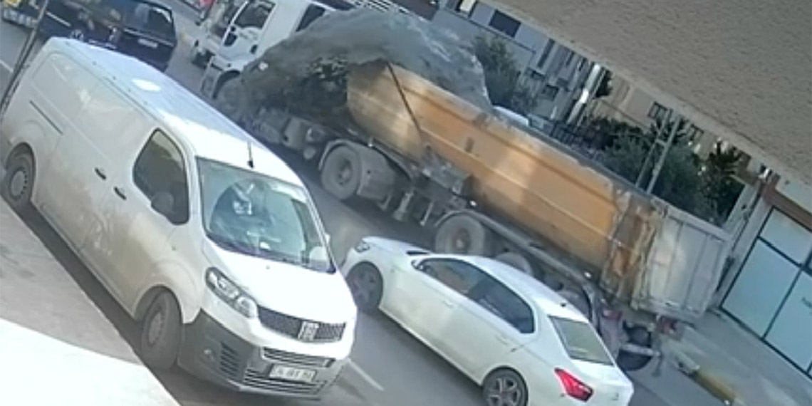 Hafriyat kamyonundaki beton araçların üzerine saçıldı