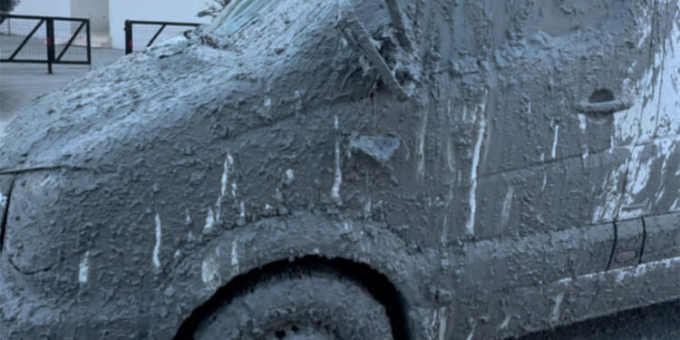 Hafriyat kamyonundaki beton araçların üzerine saçıldı