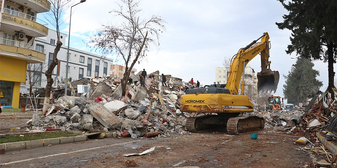 Dicle Üniversitesi Mühendislik Fakültesi İnşaat Mühendisliği Bölümü Öğretim Üyesi Prof. Dr. İdris Bedirhanoğlu, yıkılan binalar ve depremin ardından yapılan yeni binalarda da kolon miktarının az olduğunu söyledi.
