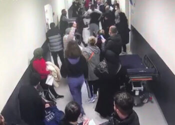 Doktora yumruklu saldırı kamerada