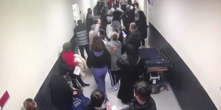 Doktora yumruklu saldırı kamerada