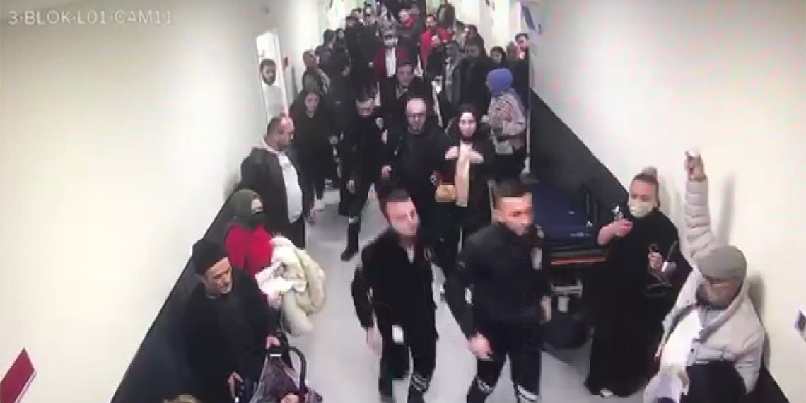 Prof. Dr. Cemil Taşcıoğlu Şehir Hastanesi’nde görevli doktora yumruklu saldırının güvenlik kamerası görüntüleri ortaya çıktı.