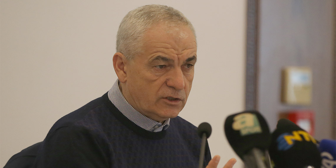 Deneyimli teknik direktör Rıza Çalımbay, "Yalnız bırakıldım. Birisi çıkıp Rıza Çalımbay benim antrenörüm dedi mi? Bir kez Feyyaz söyledi" dedi.