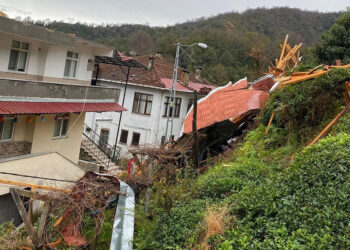 Rize'de fırtına; 28 çatı uçtu
