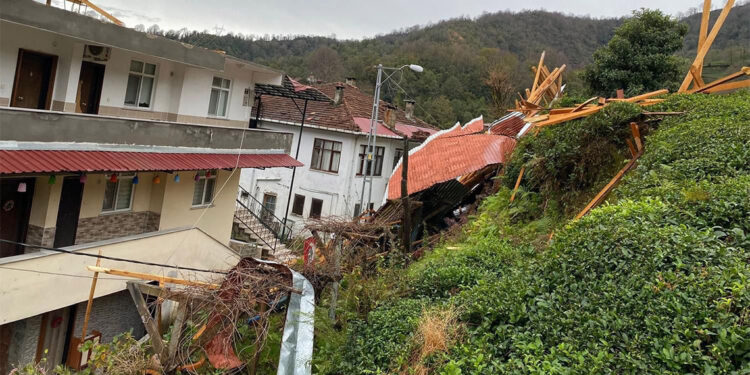 Rize'de fırtına; 28 çatı uçtu