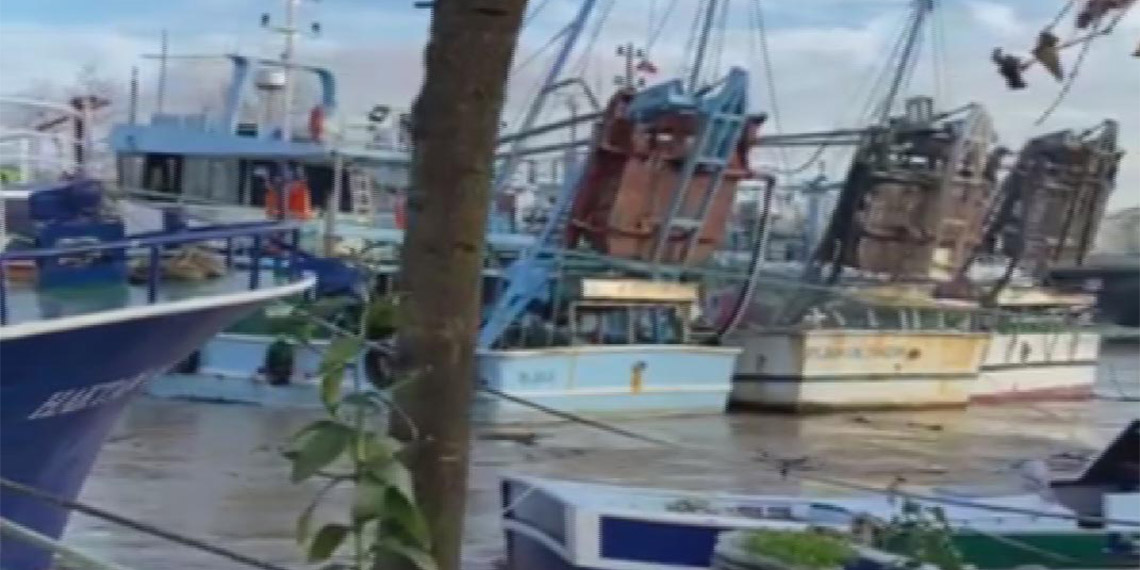 Sakarya'da halatlarından kopan tekneler nehir üzerinde sürüklendi