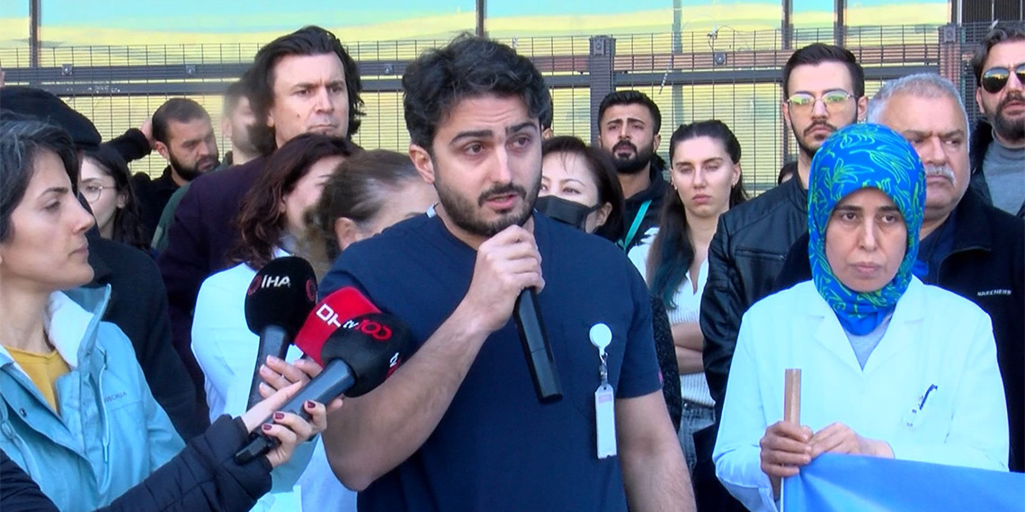 Prof. Dr. Cemil Taşçıoğlu Şehir Hastanesi'nde 23 Aralık Cumartesi gecesi saldırıya uğrayan doktorun babası, "Bu çocuklar kolay yetişmiyor, ben adalet istiyorum" dedi.