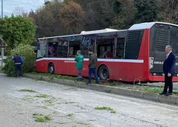 Samsun'da halk otobüsü direğe çarptı