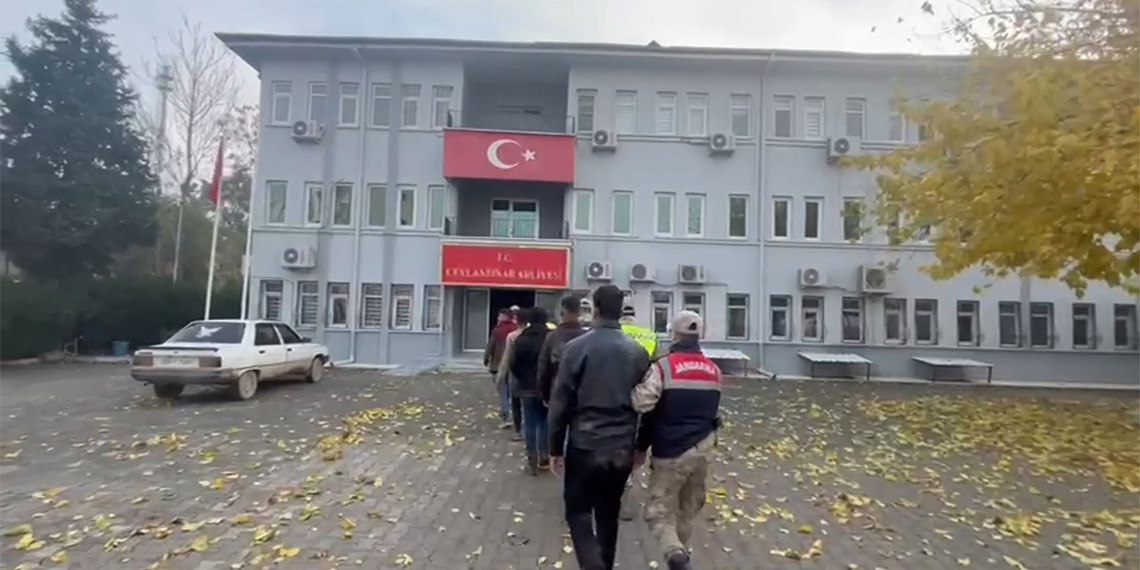 Şanlıurfa'nın Suriye sınırında 19 şüpheli yakalandı