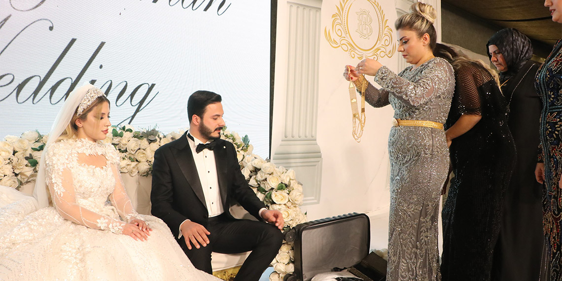 Şanlıurfa’da aşiret düğününde geline bir valiz dolusu altın takılırken, çift için para koyulan sandıktan ise 6 milyon TL çıktı.