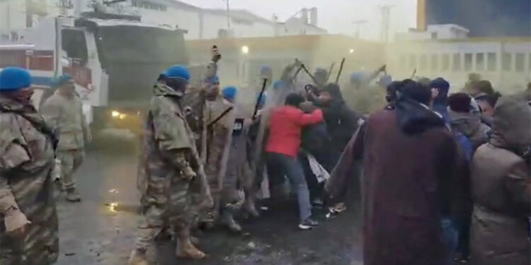 Şanlıurfa'da işçiler ile jandarma arasında gerginlik; 22 gözaltı