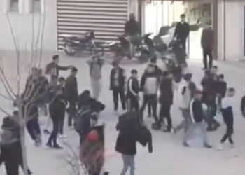 Şanlıurfa'da liselilerin tekmeli-tokatlı kavgası kamerada