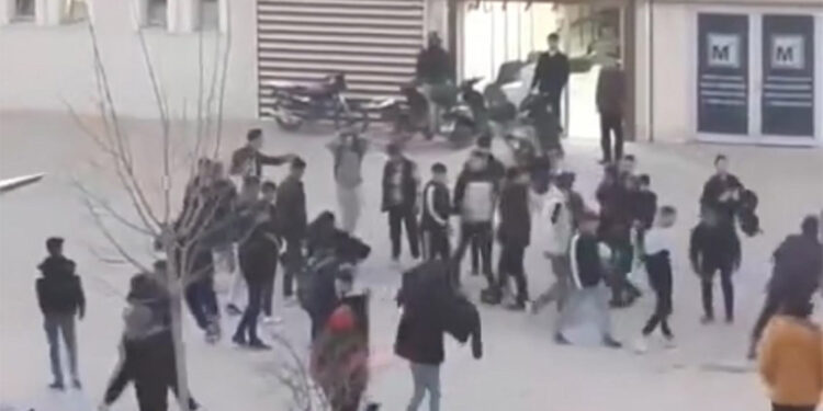 Şanlıurfa'da liselilerin tekmeli-tokatlı kavgası kamerada