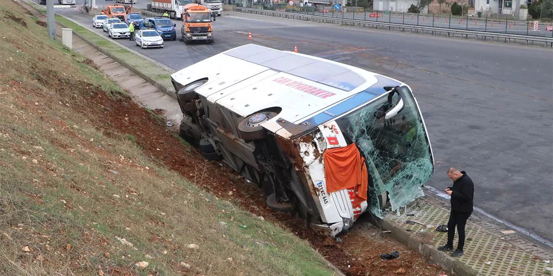 Şanlıurfa'da tir yolcu otobüsüne çarptı; 10 yaralı