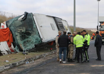 Şanlıurfa'da TIR yolcu otobüsüne çarptı; 10 yaralı