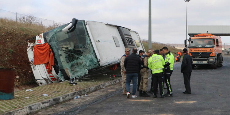 Şanlıurfa'da TIR yolcu otobüsüne çarptı; 10 yaralı