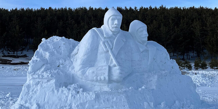 Sarıkamış Şehitleri'nin kardan heykellerinin yapımına başlandı