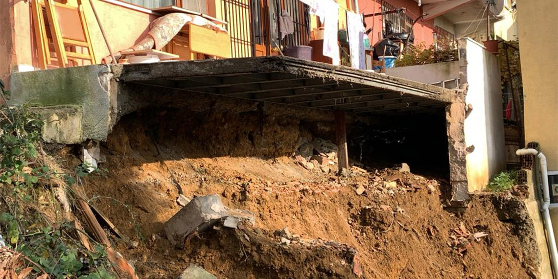 Sarıyer'de evin istinat duvarı çöktü